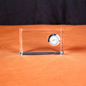Reloj de escritorio de cristal óptico único, reloj de mesa de cristal con logotipo personalizado, pirámide de cristal, trofeo de escritorio de diamante, relojes mecánicos, reloj de mesa de cristal - Product Image 3
