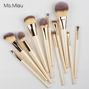 Adorable ensemble de 11 pinceaux plats avec poils synthétiques et manche en bois pour le <span class=keywords><strong>maquillage</strong></span> du visage et du gloss à lèvres - Product Image 1