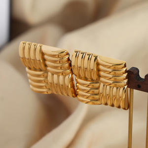 Aretes de Aro Geométricos de Acero Inoxidable Chapados en Oro de 18K al por Mayor, Aretes Vintage Religiosos Lindos con Forma de Triángulo, Cuadrado y Corazón para Mujer - Product Image 5