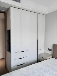 Lujoso diseño Simple muebles de sala de estar puerta de vidrio duradera armario de ropa para el hogar y almacenamiento de ropa - Product Image 6