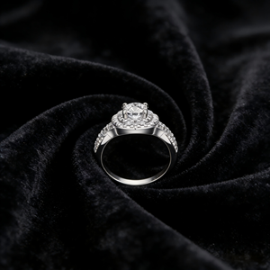 Anillo de Plata de Lujo con Circonita Cúbica de Corte Redondo de 5 mm, Color Oro Blanco, Grabado de Logotipo Personalizado - Product Image 2