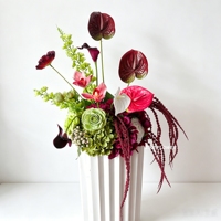 Composition florale de luxe artificielle en Anthurium et Hortensia, sur colonne romaine blanche, en soie, pour décoration extérieure de mariages et restaurants