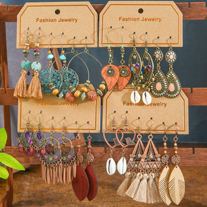 Boucles d'oreilles pendantes bohèmes tendance en alliage avec pompons, ensemble de bijoux de fête pour femme - Product Image 1
