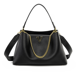 <span class=keywords><strong>Sac</strong></span> fourre-tout de luxe en grain de litchi pour femme avec chaîne, <span class=keywords><strong>sac</strong></span> à bandoulière à quincaillerie dorée et fermeture éclair, idéal pour iPad et essentiels quotidiens - Product Image 6