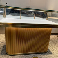 Nouveau style de kiosque de montre de bijoux OEM en or vitrine de meubles design personnalisé éclairage LED en verre trempé écologique