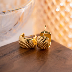 Boucles d'oreilles Huggie en acier inoxydable plaqué or 18 carats, design en spirale en forme de C, bijoux géométriques tendance - Product Image 4