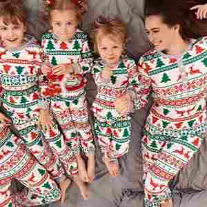 Pyjamas de Noël imprimés sapins de Noël, pyjamas personnalisés en modal, vêtements de nuit en coton de bambou, vente en gros, vêtements de détente pour la famille, vêtements d'intérieur - Product Image 1