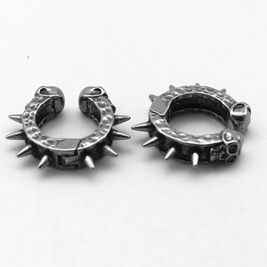 Pendientes de clip con diseño de calavera de aleación de zinc estilo punk rock Yunnique para fiesta, hombres y mujeres, clips de oreja de acero de titanio, estilo geométrico - Product Image 3