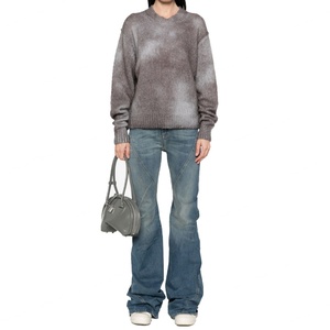 Jeans de mezclilla elásticos ajustados de tiro bajo para mujer, pantalones casuales de mezclilla de campana largos con efecto apilado y corte bootcut en azul. - Product Image 2