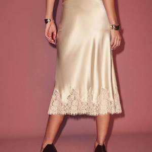 Jupe crayon midi en satin à taille naturelle, à ourlet en dentelle respirante vintage pour femmes - Product Image 2