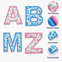 Prêts à expédier : Patchs floraux en lettres A-Z, badges brodés, appliques monogrammes fleur bleue en gros pour casquettes de camionneur