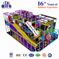 Structure de jeu intérieure commerciale pour enfants, écologique, robuste et durable, avec toboggan multi-niveaux sur le thème de la fusée spatiale
