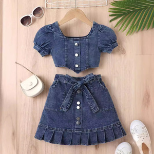 Set di Abbigliamento Casual per Bambine con Top a Collo Quadrato e Maniche a Lanterna, Gonna Plissettata con Motivo Spezzato e Design in Denim Multi-Bottone - Product Image 3