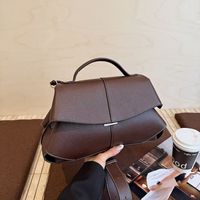 Sac à main élégant pour femme 2026, style français, en cuir PU, avec fermeture éclair, détails à pompons, bandoulière en polyester, rabat élégant