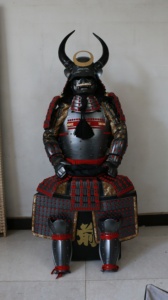 Armatura da Samurai Sintetica a Grandezza Naturale, Costume da Guerriero Nero con Kabuto per Cosplay o Oggetti di Scena Cinematografici (Unisex) - Product Image 3