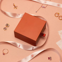 Scatole di gioielli in cartone di lusso con Logo personalizzato stampate e riciclabili alla moda scatole pieghevoli magnetiche con nastro per anello