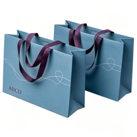 Sac en papier kraft recyclable de luxe pour boutique de vêtements, logo personnalisé imprimé avec cordon en ruban pour l'emballage alimentaire et les cadeaux