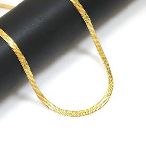 Collar de cadena de serpiente minimalista de acero inoxidable chapado en oro de 18 quilates con diseño de espiga para mujer, joyería geométrica plana y moderna - Product Image 4