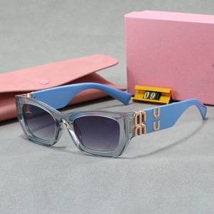 25 Nuovi <span class=keywords><strong>Occhiali</strong></span> <span class=keywords><strong>da</strong></span> <span class=keywords><strong>Sole</strong></span> <span class=keywords><strong>Donna</strong></span> Miu Stile Retrò Francese 09 Versione High-End Montatura Quadrata in Acetato con Lettere in <span class=keywords><strong>Metallo</strong></span> che Coprono il Viso Protezione UV400 - Product Image 4