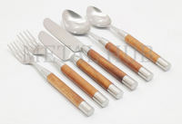 Ensemble de couverts en acier inoxydable mat argenté de luxe avec manche en bois et accent doré |   Cuillère, fourchette et couteau, couverts de table |   Vente en gros