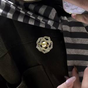 Broche de Flor de Perla Dorada Nanyang, Accesorio de Cristal de Moda con Diseño Hueco, Disponible al por Mayor y al Detal - Product Image 4