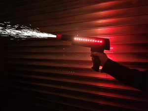 צבעוני Led ניצוץ זיקוקי שלב אפקט יד כף נוצץ מקורה מסיבת חתונה Shooter קר Pyro אקדח עבור מועדון Dj