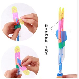 Grand lance-flèches en plastique avec lumière bleue clignotante pour jeunes de 15 à 35 ans - Product Image 2