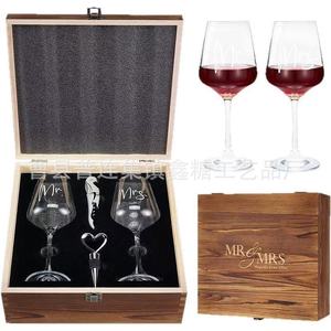 Set de Regalo de Vino de Madera para Pareja con Copas con Tallo y Abridor, Personalizado para Aniversario de Bodas - Product Image 3