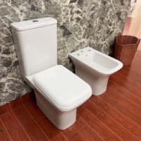 Ensemble de toilette en céramique deux pièces de style européen de luxe Commode carrée Bol monté au sol à double chasse P-Trap Cupc certifié pour la maison