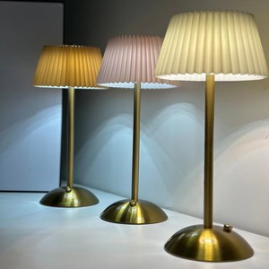 Nieuwe Draadloze Tafellamp Oplaadbare Stof Metalen Bureaulamp Met Geplooide Kap Voor Thuisbar - Product Image 5