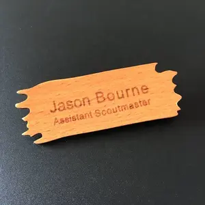 Olmo legno Inciso nome tag badge con il pin di sicurezza