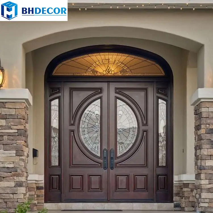 Pintu masuk kayu mewah untuk rumah, pintu eksterior mahoni mewah di sekitar pintu masuk depan dengan bingkai panel sisi sisi sisi