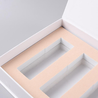 Boîte cadeau magnétique en carton imperméable en forme de livre OEM avec doublure en éponge pour parfums, crème pour les yeux, rouge à lèvres, crème pour le visage et soins de la peau