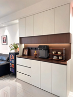Buffet mural moderne OMIYA sur mesure avec tiroirs, finition bicolore blanc grain de bois et éclairage LED