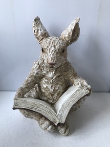 Décoration de jardin personnalisée faite à la main en Fiberstone, statues d'animaux en forme de lapin tenant un livre - Product Image 3