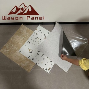 Carreaux autocollants en <span class=keywords><strong>PVC</strong></span> Wayon de haute qualité 600*600mm, imperméables et antidérapants, avec dos adhésif pour la décoration des sols de chambre et de salon - Product Image 3
