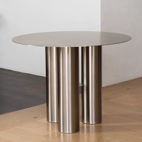 Minimalistischer Edelstahl-Esstisch mit Drei Eleganten Beinen - Hochwertiger, Stilvoller Wohnzimmertisch