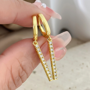Pendientes Colgantes Delicados Foxi Jewelry de Alta Calidad con Circonita Cúbica Pavimentada y Baño de Oro para Mujer, Tipo Huggies - Product Image 2