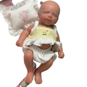 OtardDolls Poupée Reborn en silicone de 8 pouces, miniature, fille chauve, 20 cm, jouet réaliste et doux pour collectionneurs - Product Image 5
