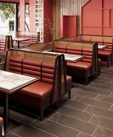 Ensemble de salle à manger d'inspiration asiatique contemporaine, canapé de restaurant en cuir rouge sur mesure avec table en marbre et chaises en rotin tressé