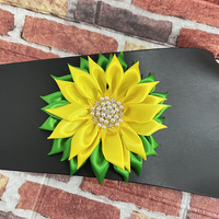 Broche Fleur Délicate XHO pour Femme, Symbole de la Sororité Chi Eta Phi, en Satin Vert et Jaune, avec Pétales pour Corsage