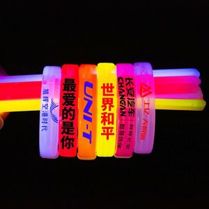 Bracelet en caoutchouc lumineux personnalisé qui brille dans le noir, bracelet promotionnel pour fête - Product Image 2