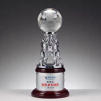 Cadeau d'entreprise personnalisé Trophée sportif Récompense tenant Globe en cristal poli Volley-ball Football Sports Trophy Award