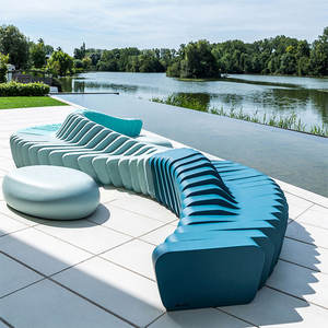 Banco Moderno Curvo en Forma de S de Fibra de Vidrio, Muebles de Exterior Personalizados para Uso en Parques y Entradas - Product Image 1