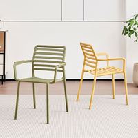 Chaises de restaurant en PP colorées et abordables, tables et chaises d'extérieur pour café, design usine