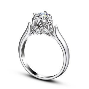 Anello di Fidanzamento Classico a Quattro Punte con Zirconi per Donne, Gioiello Elegante e Scintillante - Product Image 1