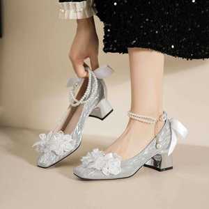 Chaussures de mariage Mary Jane à bout carré, talon bloc, décoration florale, escarpins de mariée confortables avec bride à la cheville et doublure en satin - Product Image 3
