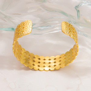 กำไลข้อมือแฟชั่นสำหรับทุกเพศทำจากสแตนเลสชุบทอง18K ลายเรขาคณิต - Product Image 4