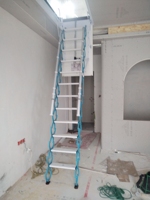 Escalier de grenier à commande électrique, échelle de grenier pliable automatique, marches intérieures universelles et peu encombrantes pour la maison