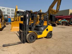 Chariot élévateur diesel Komatsu FD30T-17 d'occasion d'origine japonaise, 3 tonnes, mât à trois sections, faible nombre d'heures de fonctionnement, équipement de manutention d'entrepôt - Product Image 3